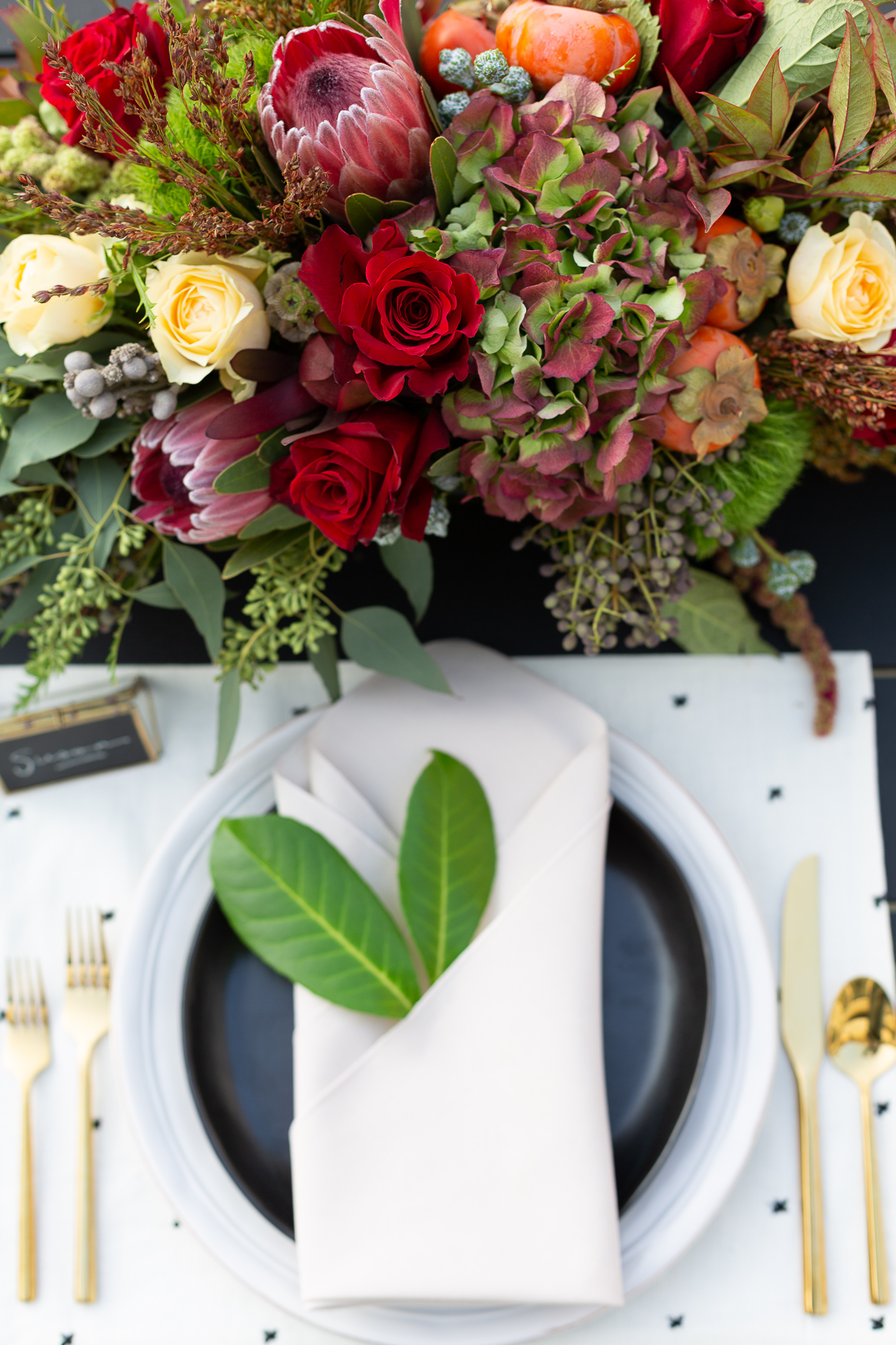 rich & moody thanksgiving friendsgiving tablescape | suzanneobrienstudio.com